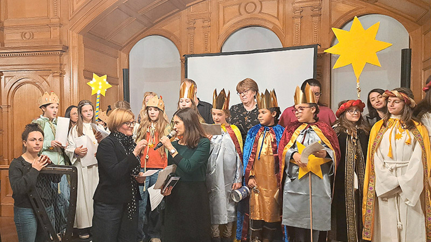 Die Sternsinger mit der höchsten Schweizerin NR Maja Riniker.